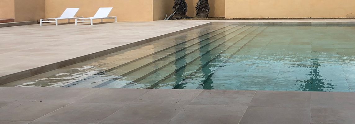 Ein Swimmingpool inmitten der Natur, ausgekleidet mit Feinsteinzeug